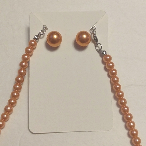 Beautiful Ladies Pastel Peach 🍑 Necklace and Earrings Pearl bead Set. NWOT - Picture 2 of 2